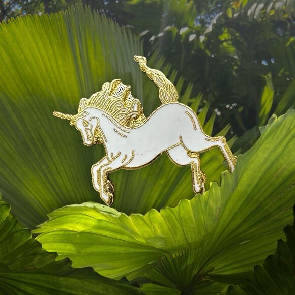 Vintage 1980 Gift Creations Unicorn Cloisonne Lapel Pin Brooch White Gold Enamel - Picture 9 of 9